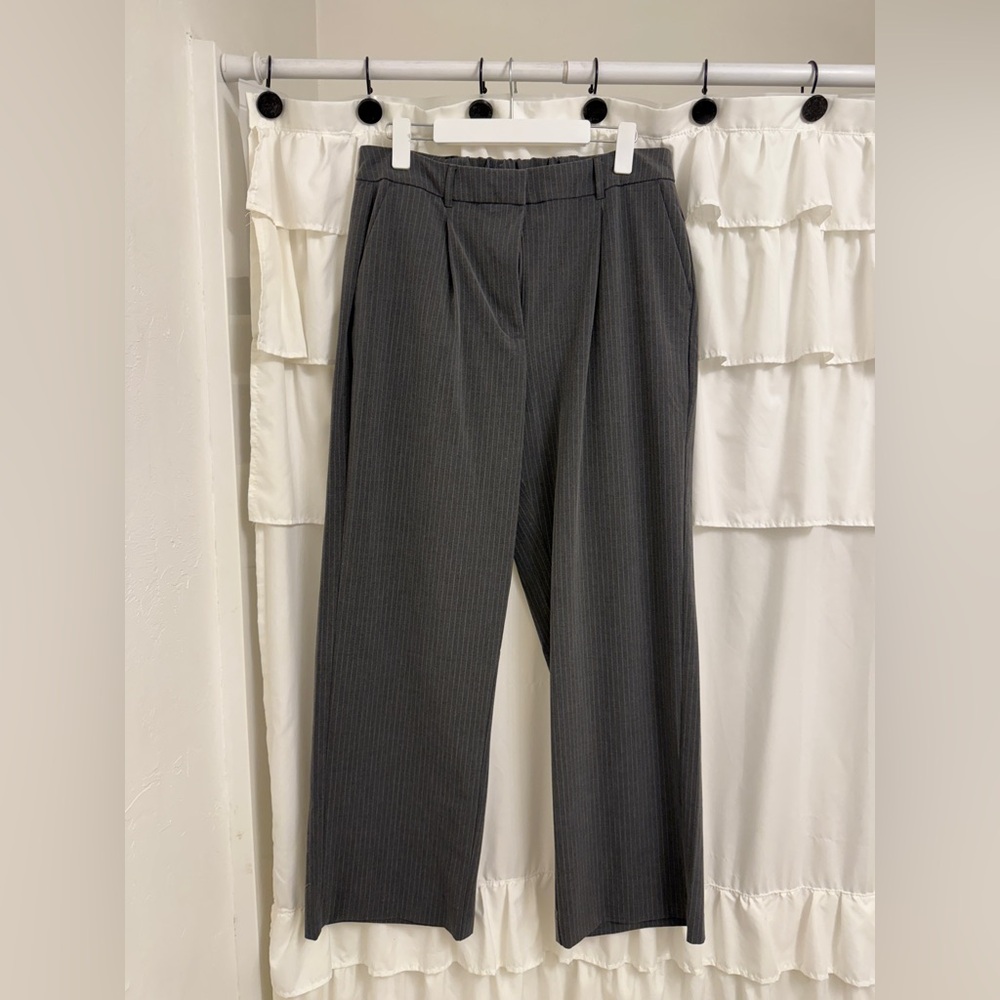 Old Navy women’s Taylor wide leg trouser size large, gray and white pinstripe!